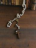 Chapelet catholique vintage en métal perles blanches ancien crucifix religieux