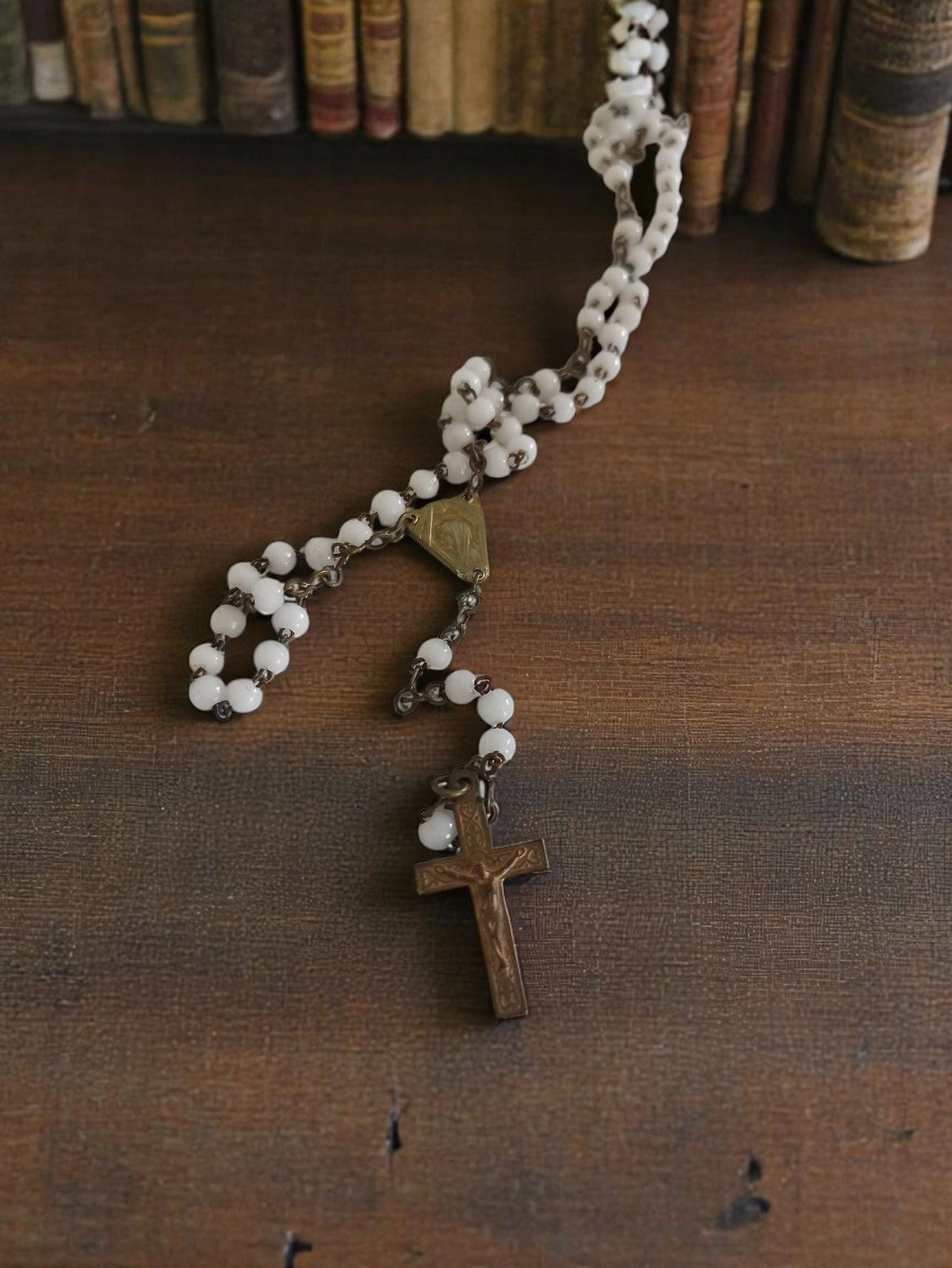 Chapelet catholique vintage en métal perles blanches ancien crucifix religieux