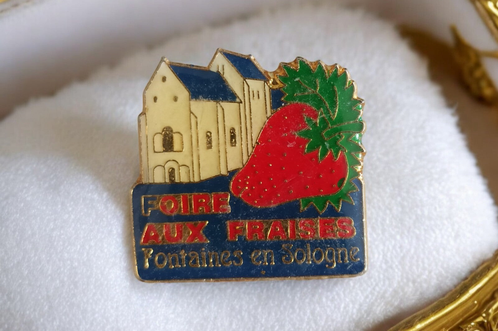 Pin's Foire aux Fraises Fontaines Sologne vintage rétro années 80 émaillé