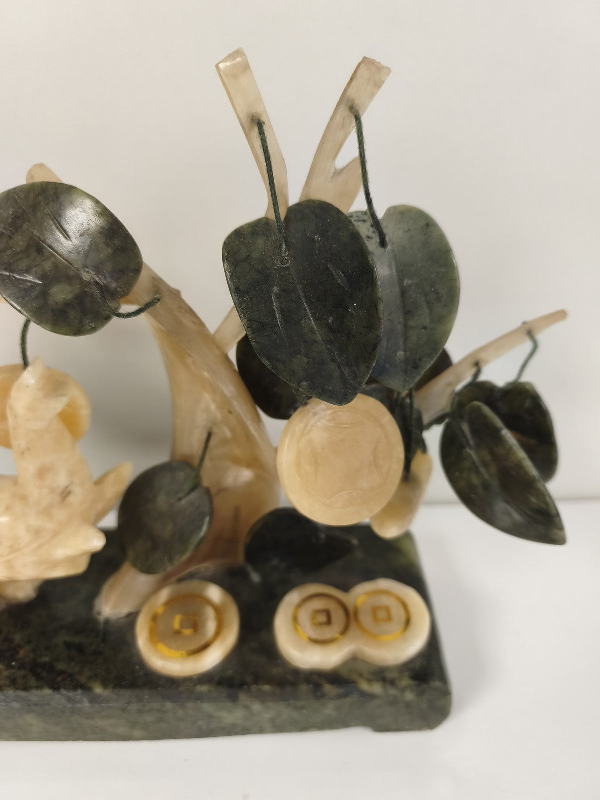 Alter handgeschnitzter Onyx-Elefant, dekorativer Baum, Vintage-Steinsockel