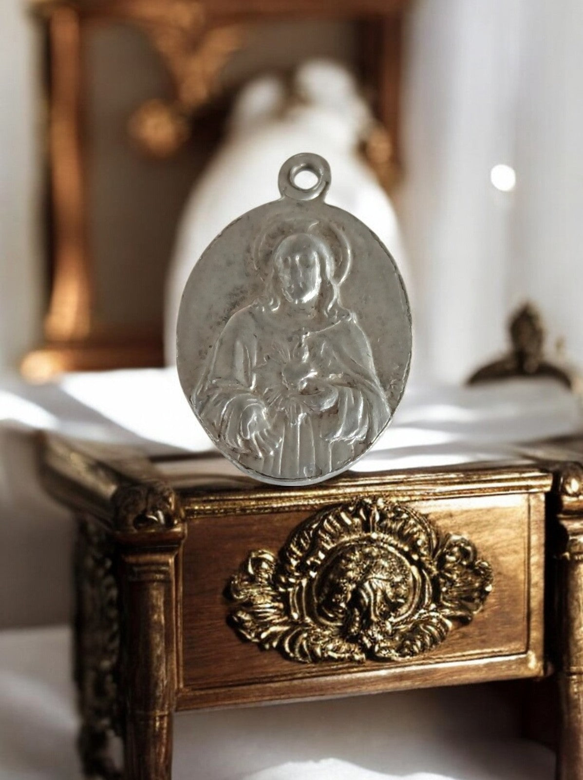 Médaille religieuse vintage métal ovale Sacré-Cœur Jésus pendentif ancien