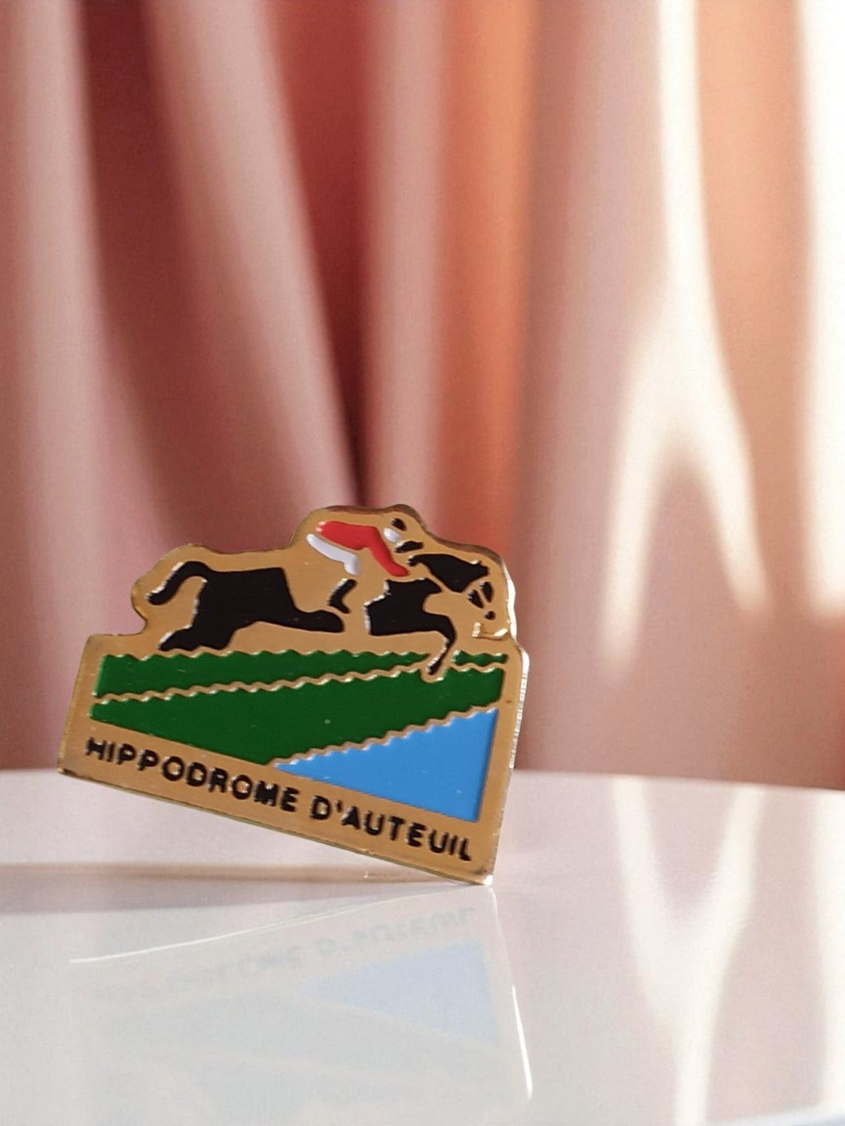 Pin's émaillé Hippodrome d'Auteuil vintage années 90 cheval course saut obstacle