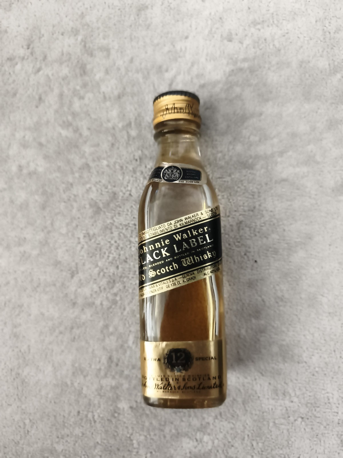 Miniature whisky Johnnie Walker Black Label 12 ans bouteille partiellement rempl