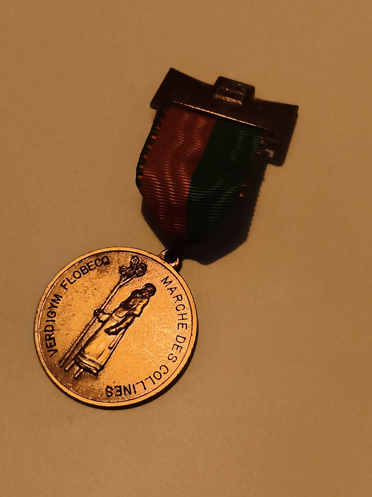 Médaille Marche des Collines Verdigym Flobecq ruban tricolore badge