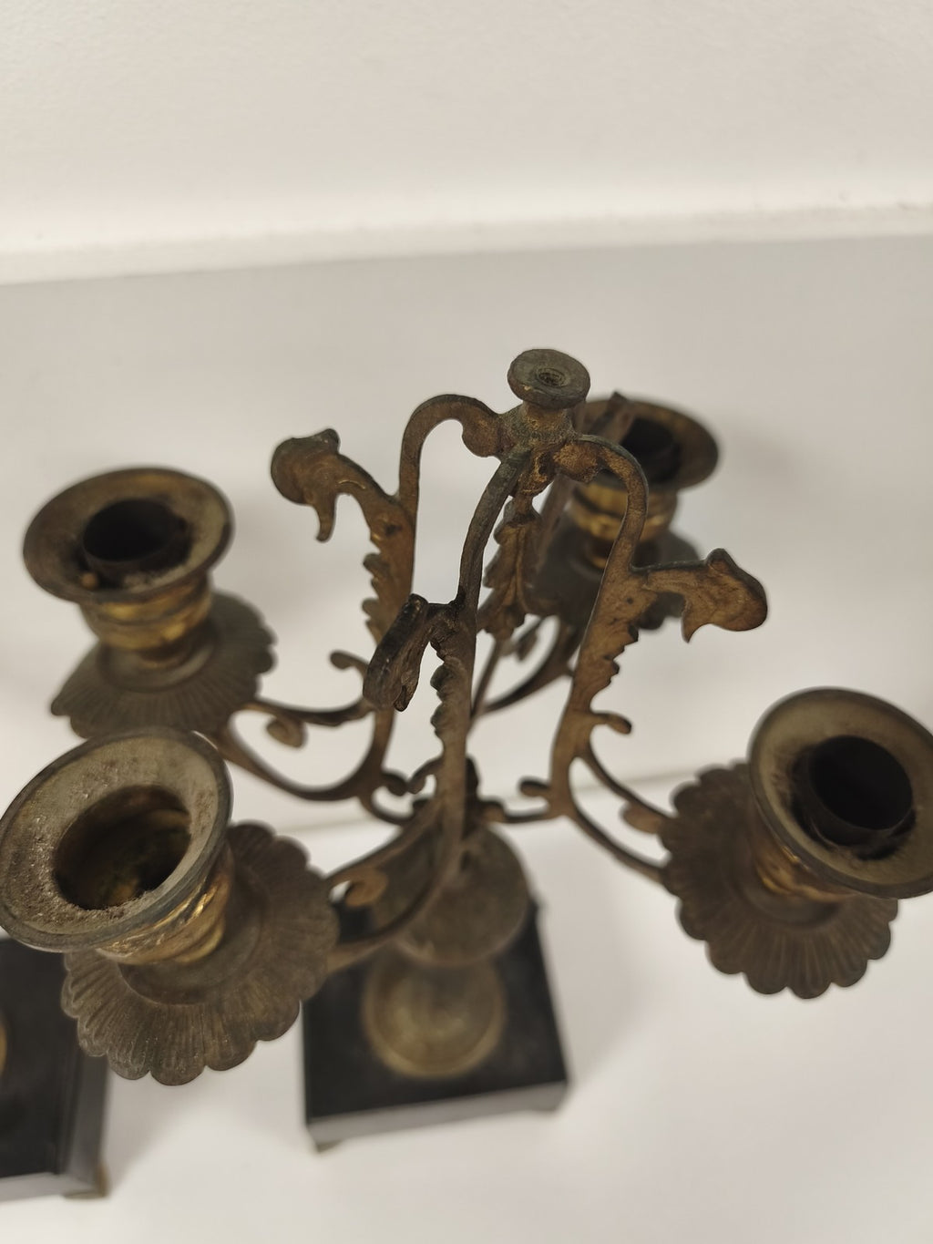 Paire chandeliers Napoléon III bronze doré marbre noir 4 feux volutes