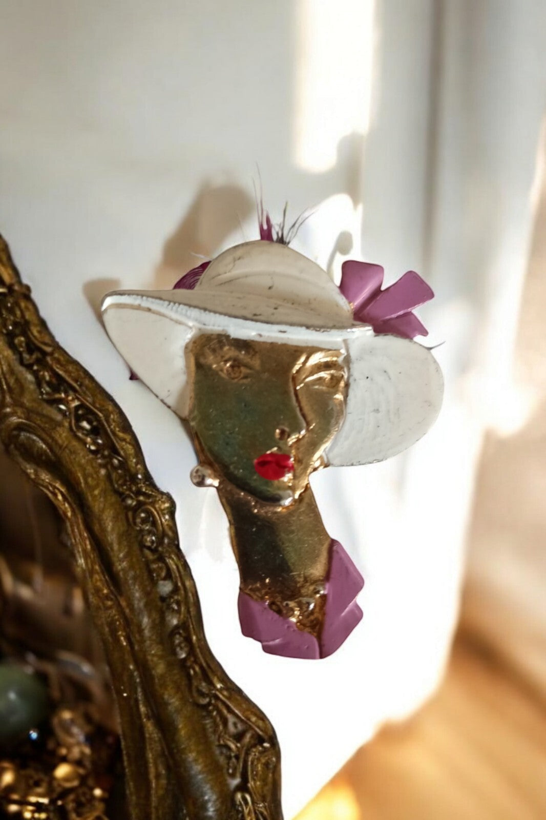 Broche vintage femme chapeau blanc doré années 50 rétro chic accessoire