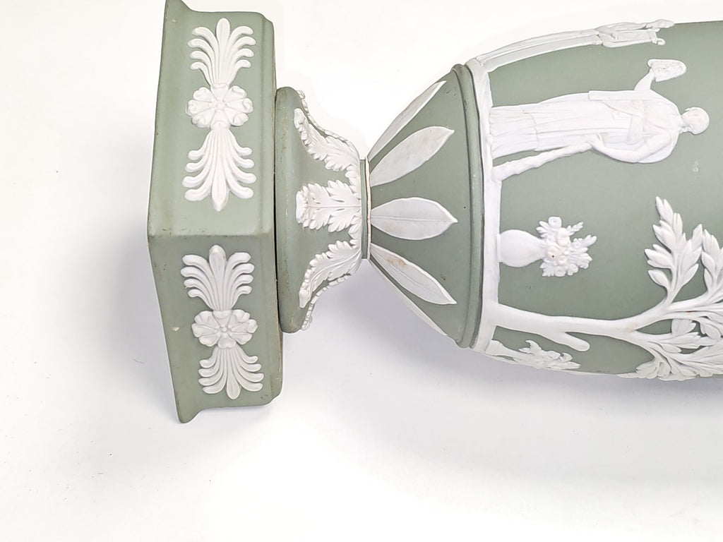 Vintage Wedgwood Jasperware Vases Apollo Muses, ancien trophée piédestal pair