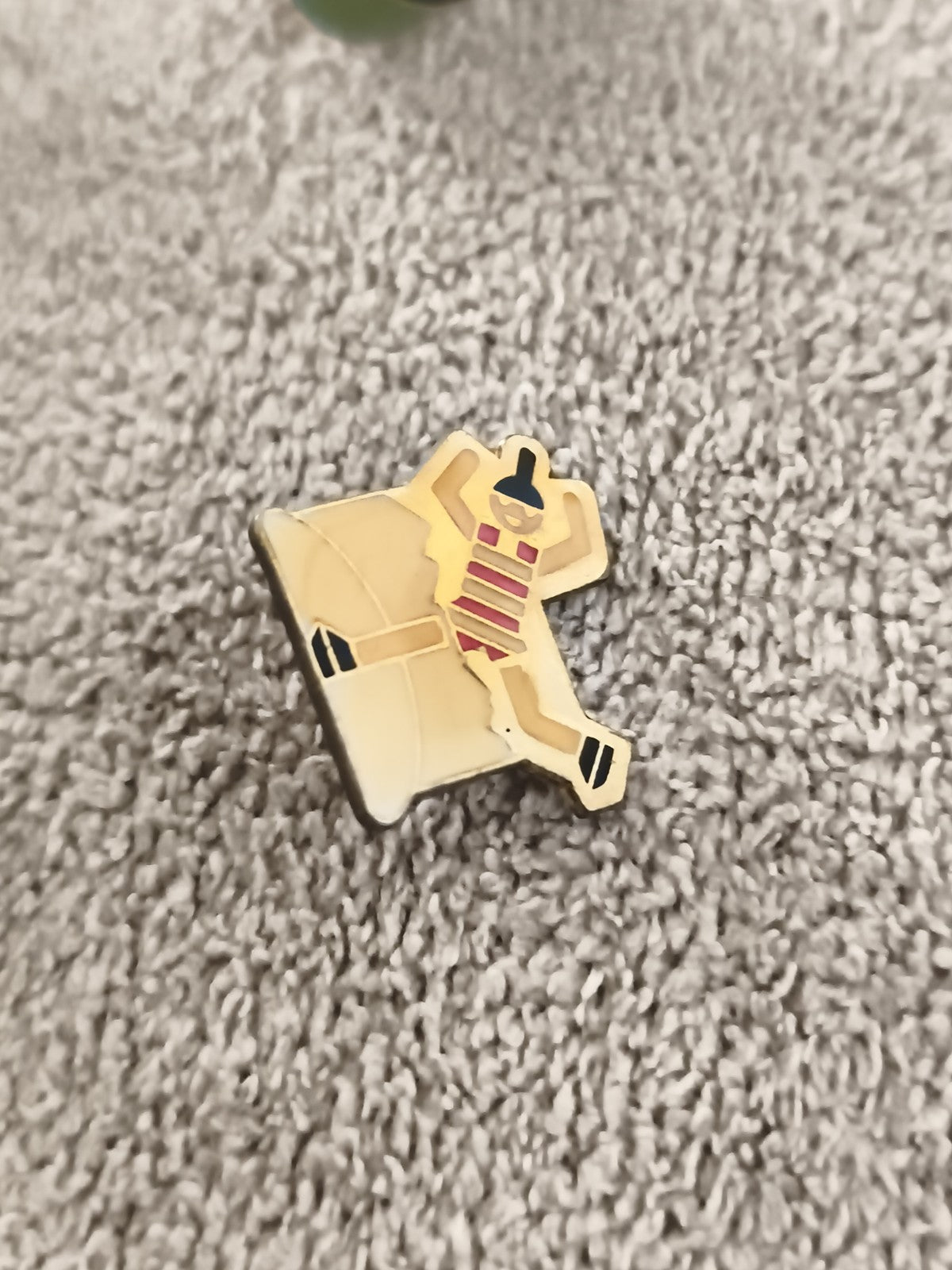 Pin's vintage personnage sur transat rayé rouge style rétro (Ref 5)