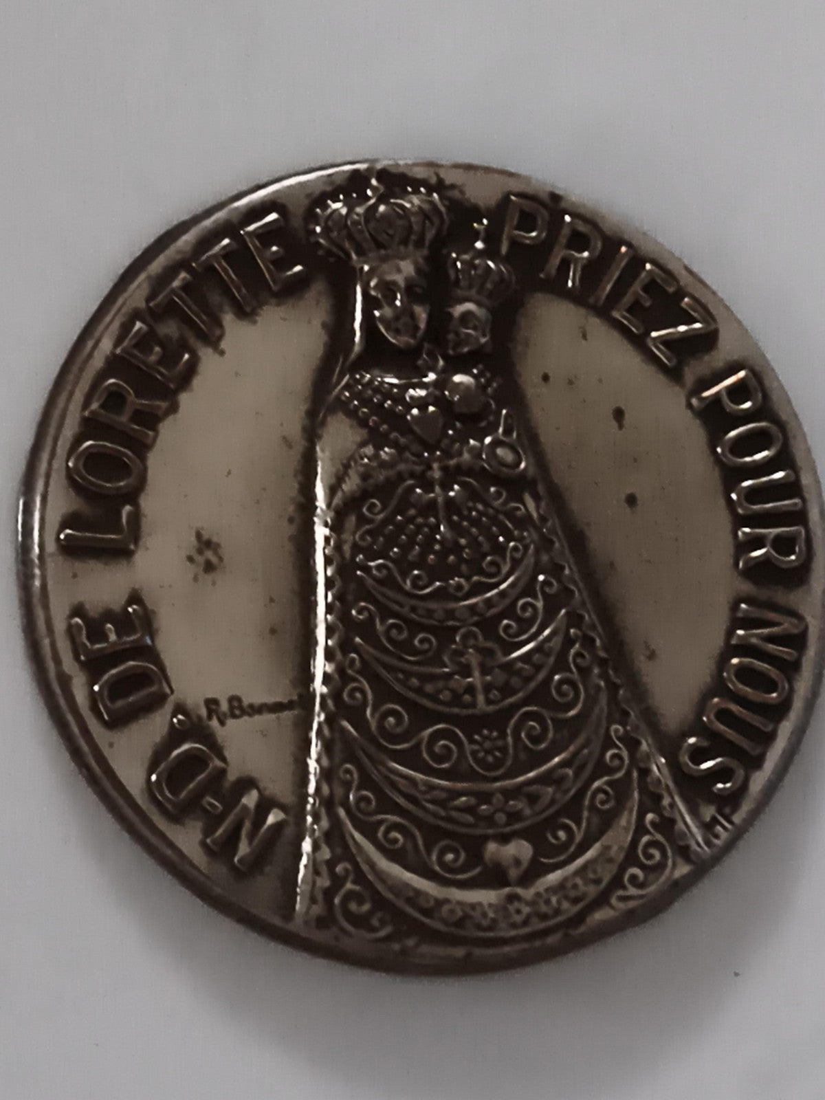Médaille religieuse N.D. de Lorette priez pour nous finition dorée