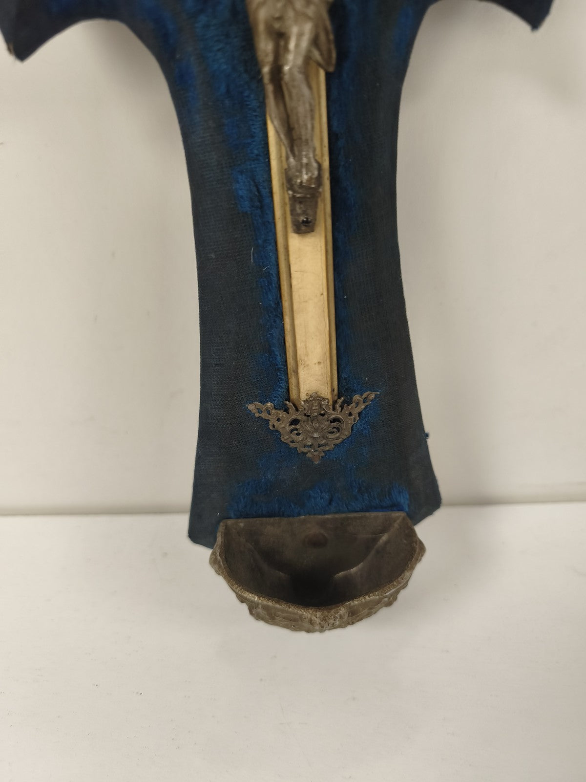 Ancien bénitier Art Nouveau croix murale bleu décor laiton Christ religieux