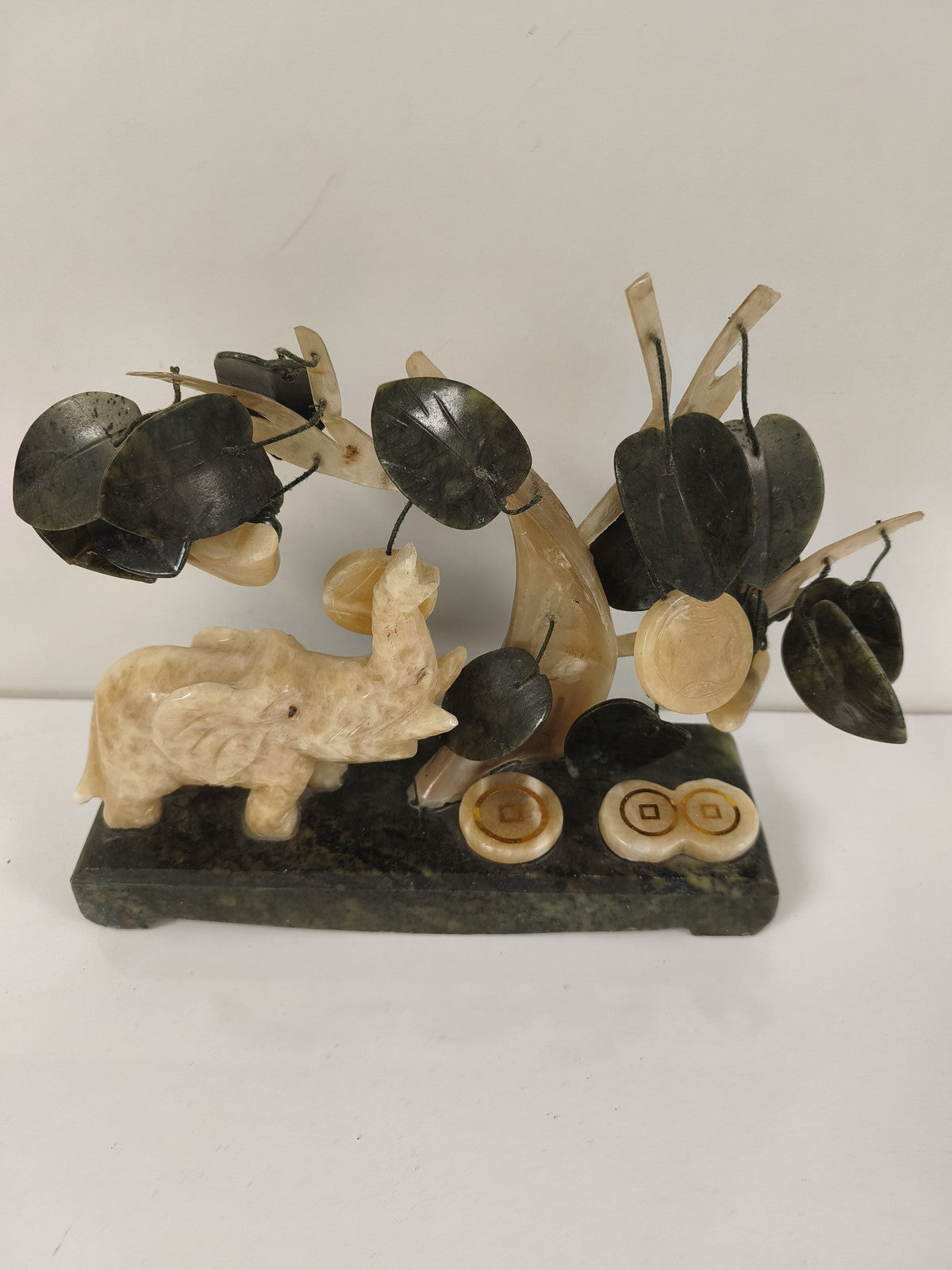 Alter handgeschnitzter Onyx-Elefant, dekorativer Baum, Vintage-Steinsockel