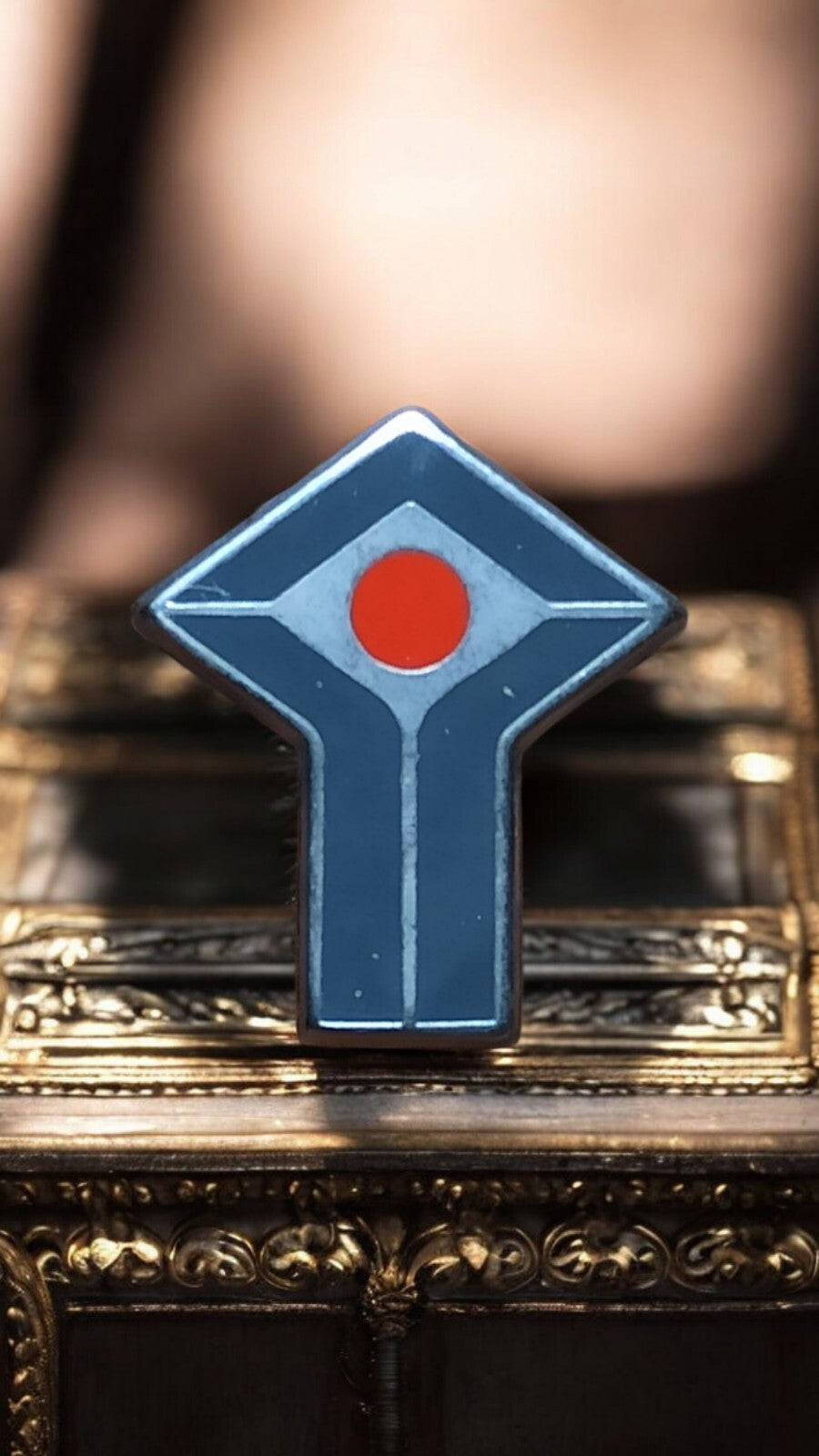 Pin's vintage forme flèche bleu rouge, modèle rare, collection, années 80