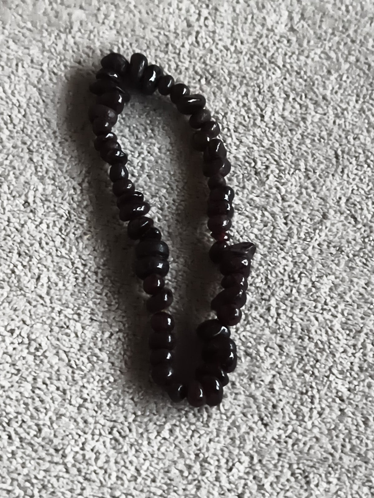 Bracelet perles irrégulières pierres naturelles foncées élastique