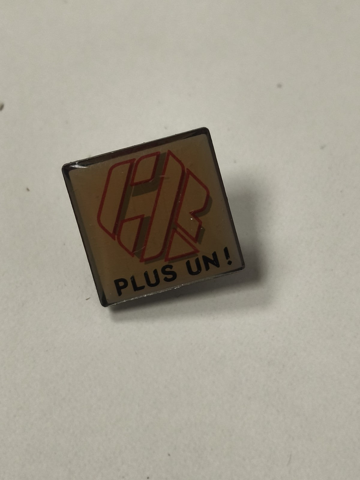 Pin's ancien rétro Plus Un badge collection vintage années 80 rare objet pub