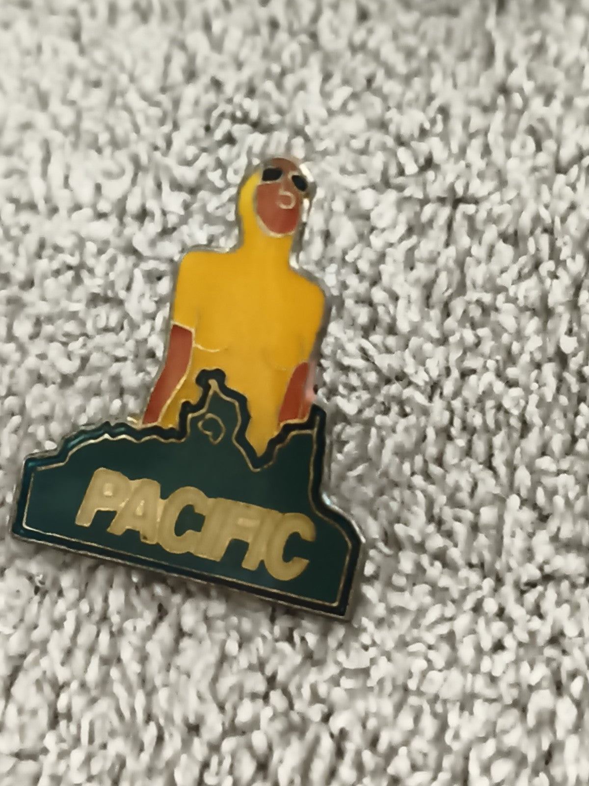 Pin's vintage PACIFIC nageur émaillé jaune vert badge ancien sport (Ref 1)