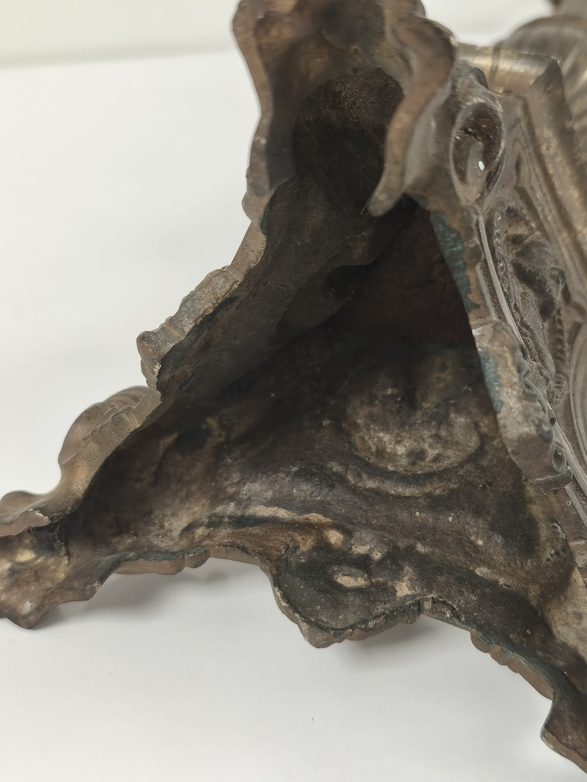 Ancien grand pique-cierge d?autel métal patiné, monté en lampe socle tripode