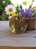 Pendentif vintage rond métal doré motif épis années 50 style artisanal