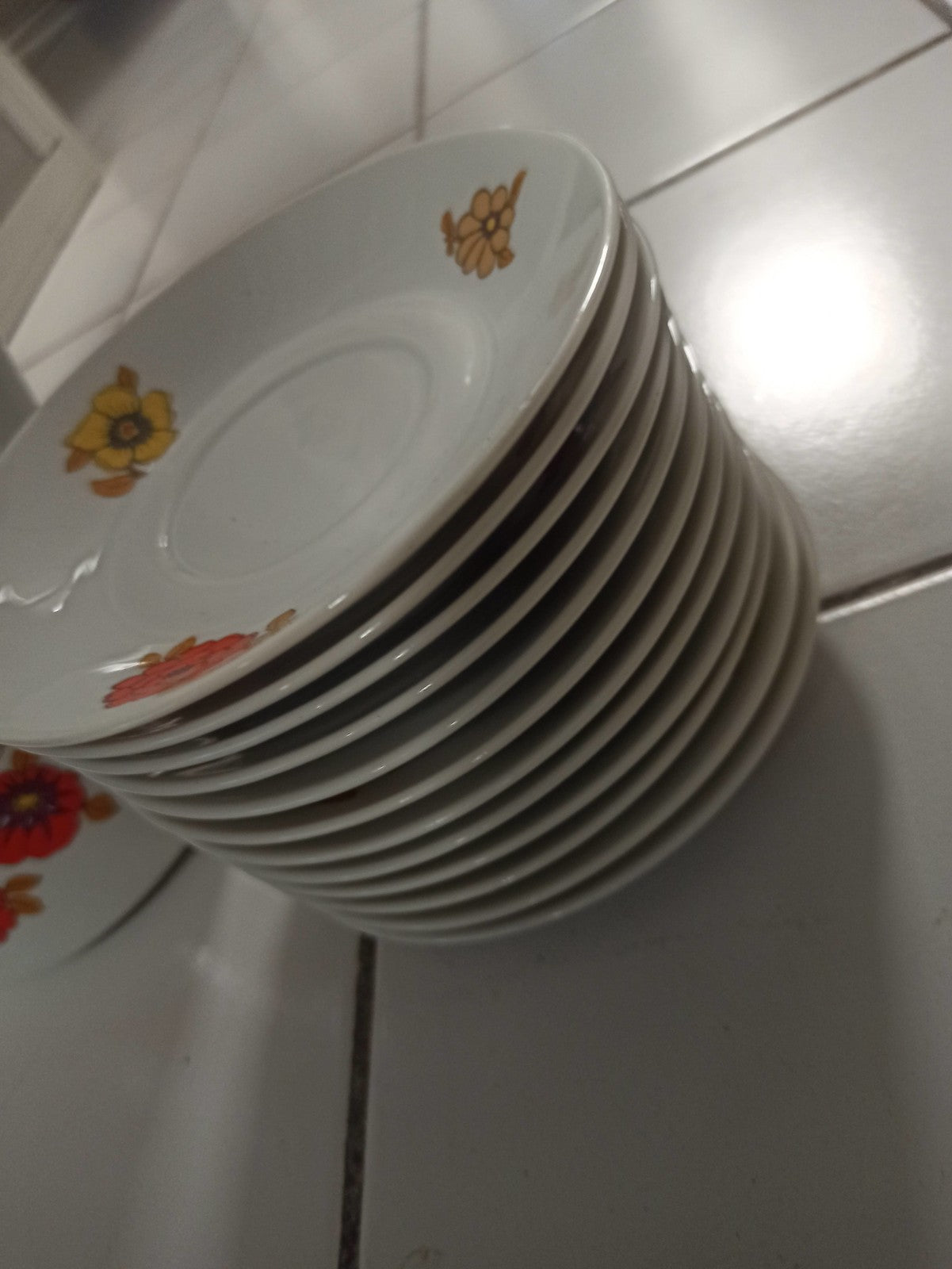 Lot d?assiettes anciennes Berry en porcelaine vintage, collection rétro déco