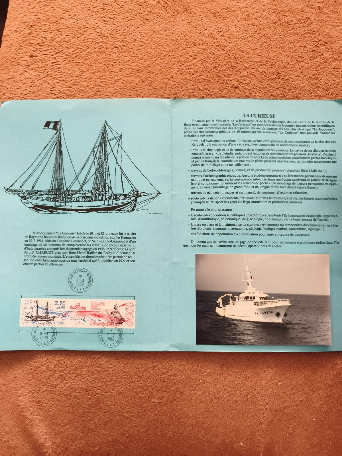 Feuillet philatélique La Curieuse timbre 1989 Kerguelen cachets navire océanogra