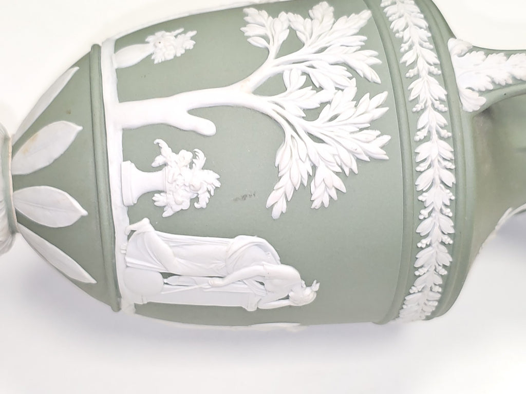 Vintage Wedgwood Jasperware Vases Apollo Muses, ancien trophée piédestal pair