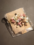 Paire de boucles d’oreilles vintage fantaisie pastel deadstock, breloques fleurs
