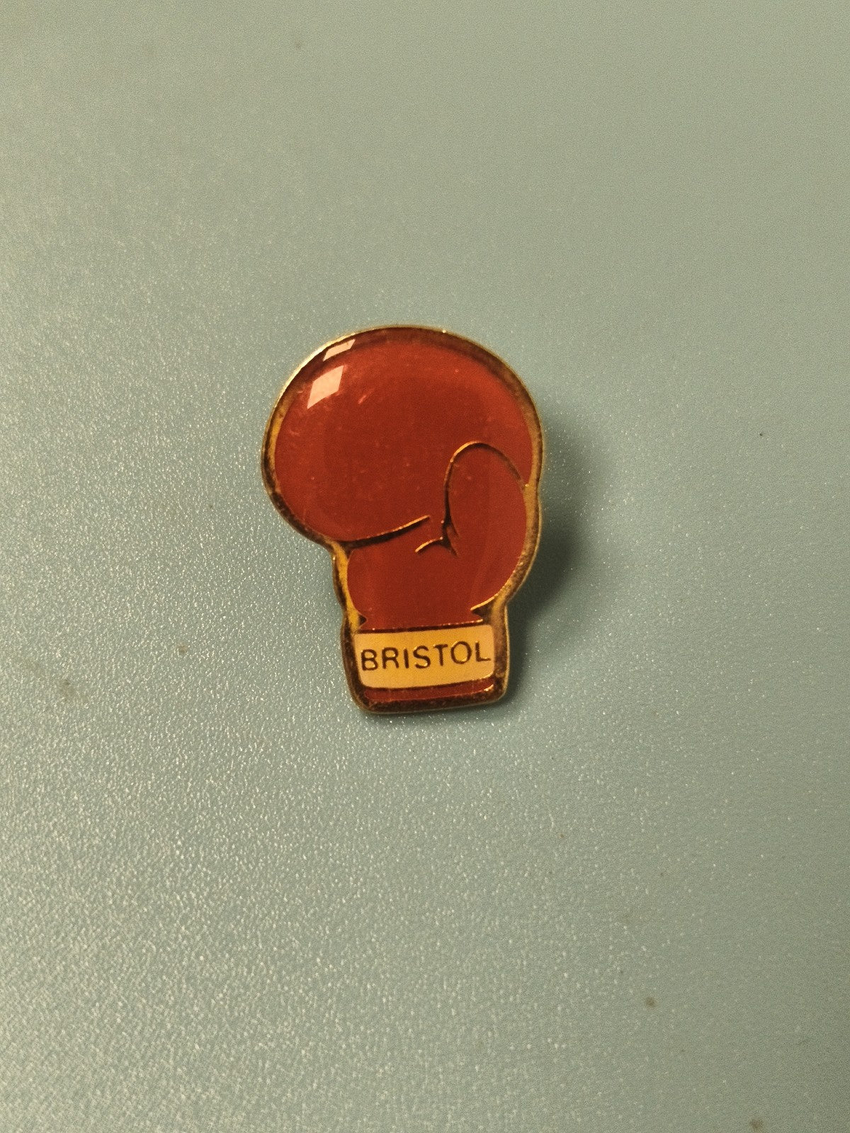 Vintage pin's boxe gant rouge Bristol ancien collection sport (Ref 6)