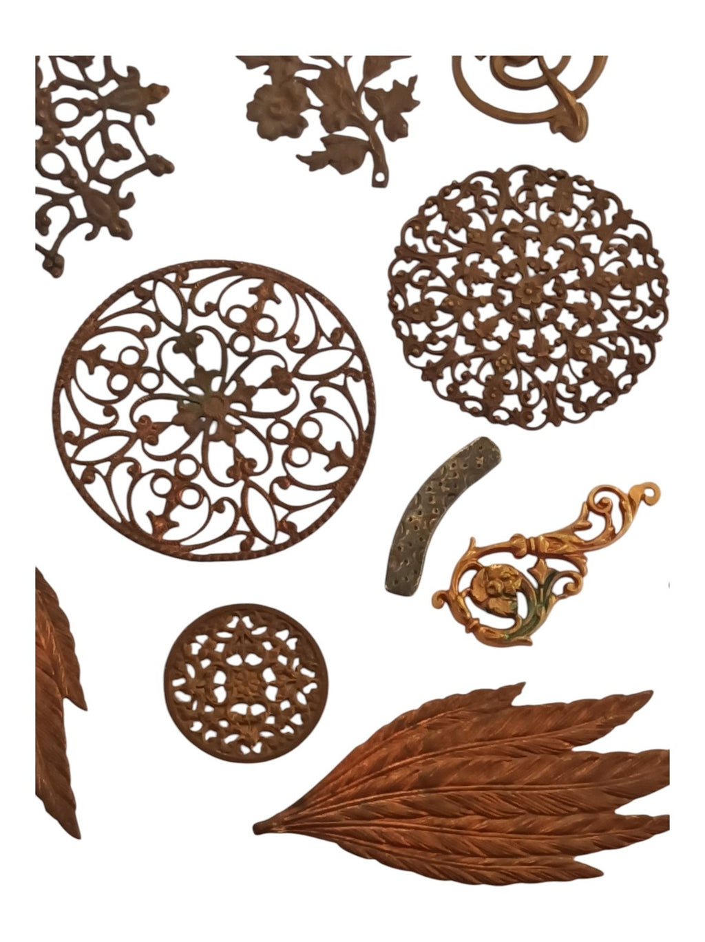 Lot breloques laiton ajouré, ornements vintage début XXe, déco bijoux