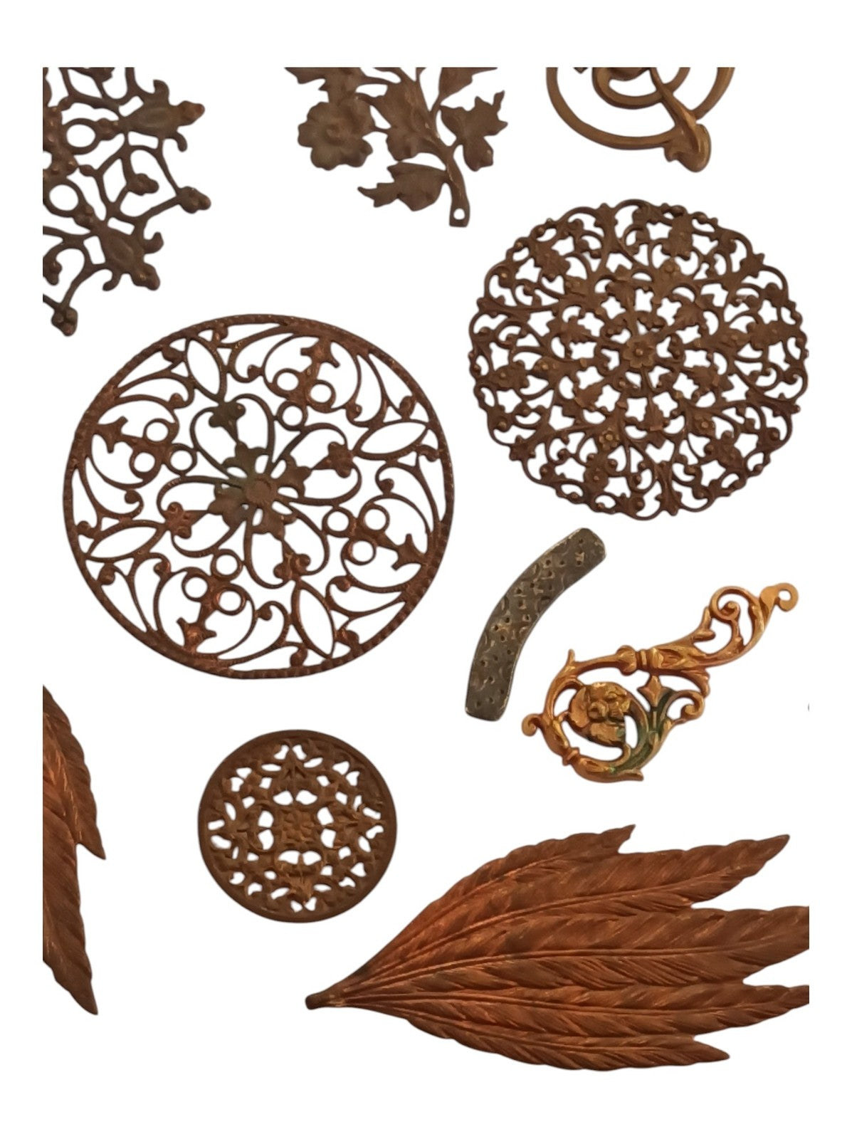 Lot breloques laiton ajouré, ornements vintage début XXe, déco bijoux