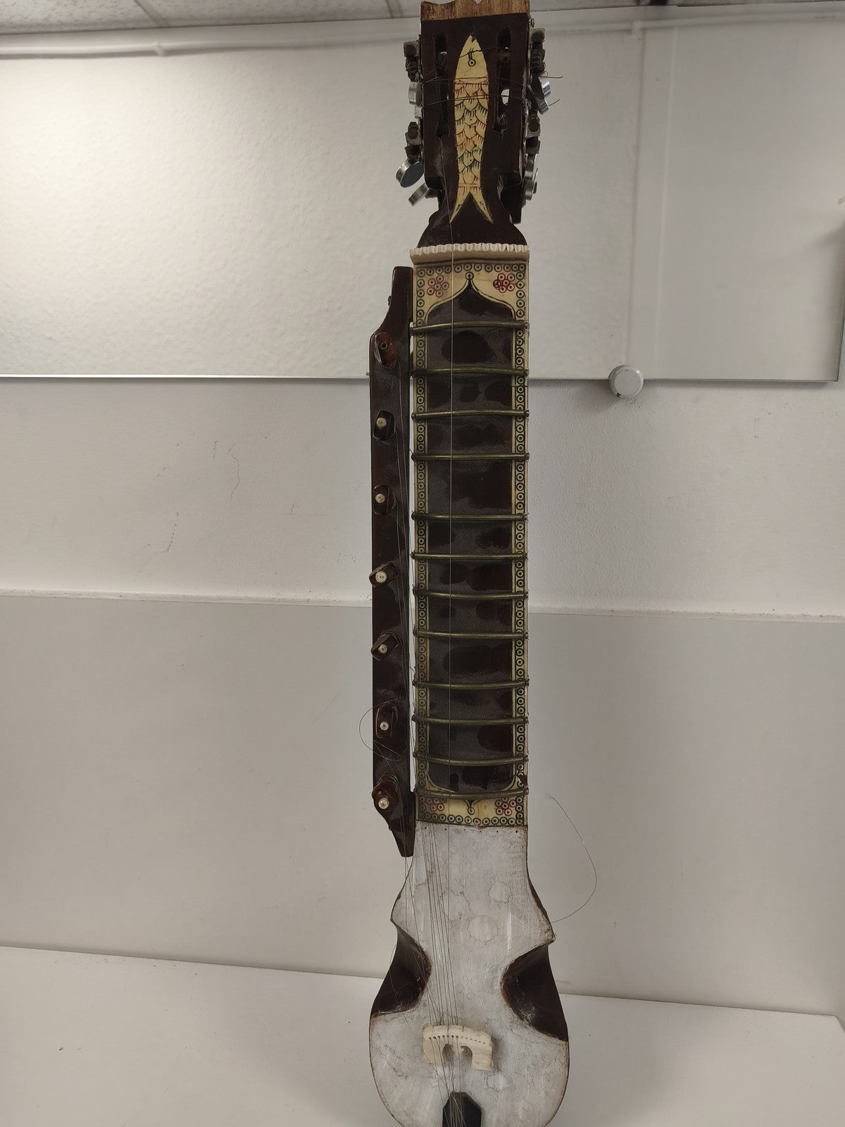 Esraj ancien indien bois et peau, décor gravé, cordes sympathiques