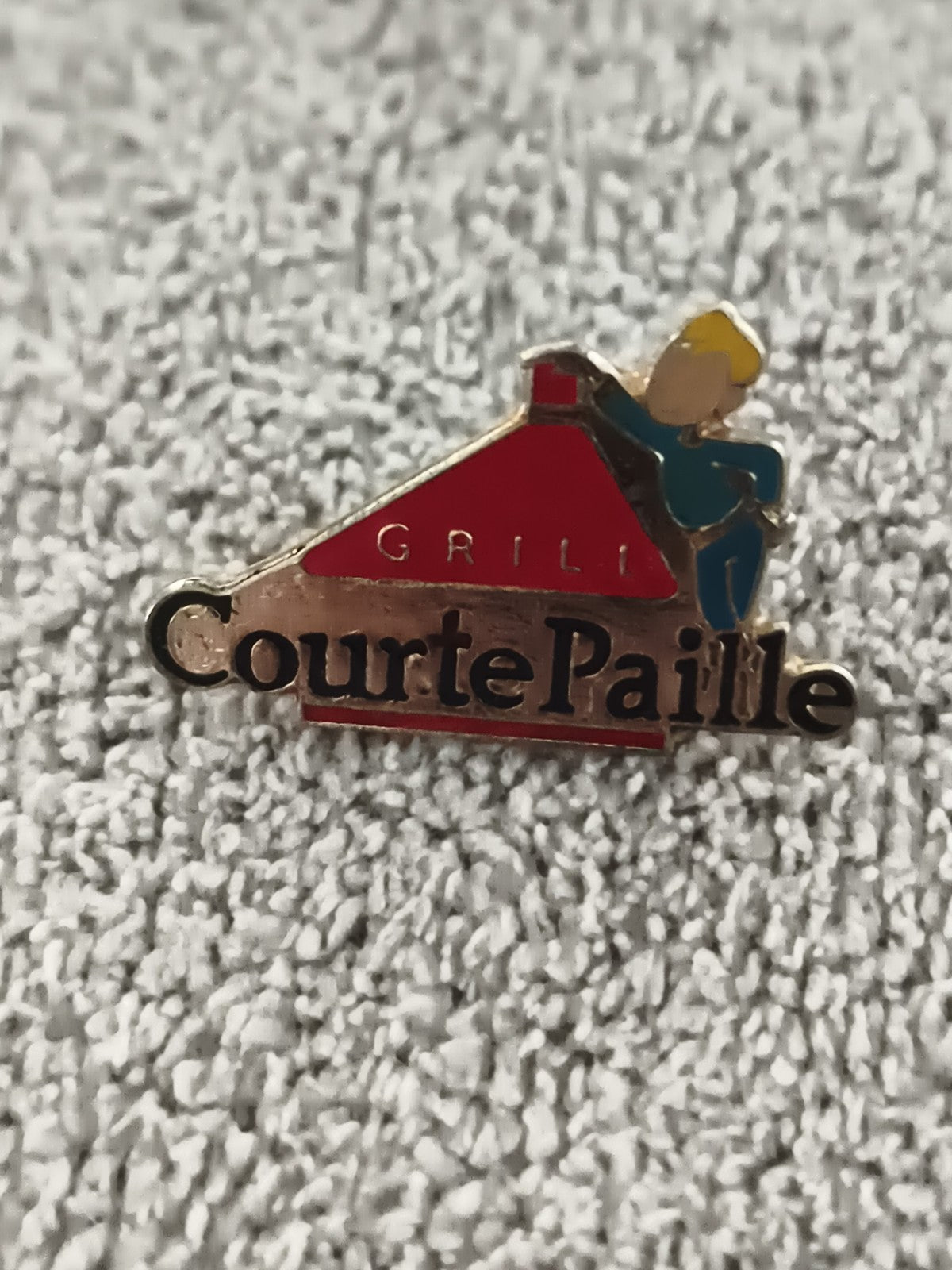 Pin's vintage CourtePaille GRILLI logo restaurant badge ancien (Ref 7)