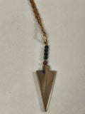 Collier ancien rétro en métal doré vintage, bijou d'occasion pour collectionneur