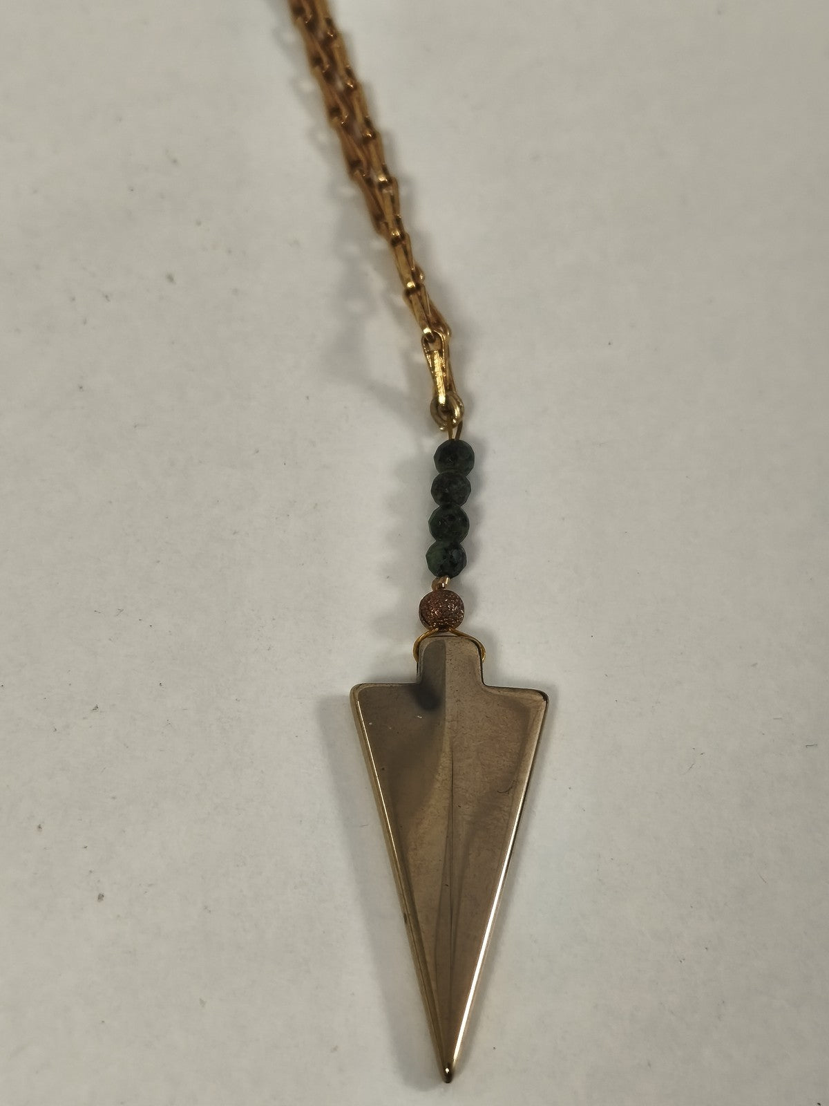 Collier ancien rétro en métal doré vintage, bijou d'occasion pour collectionneur