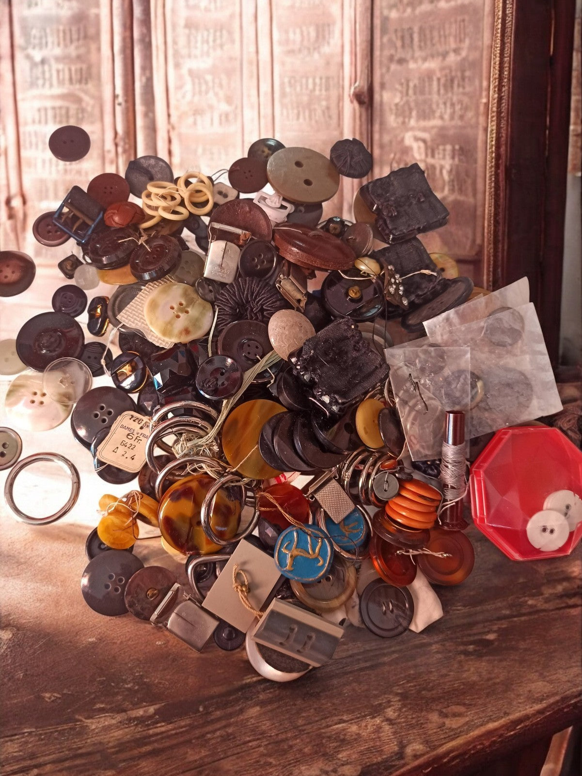 Gros lot boutons anciens vintage divers, couture mercerie rétro, formes et coule