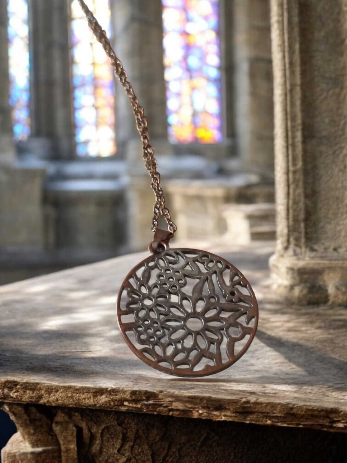 Collier pendentif rond ajouré floral rétro vintage fantaisie brun