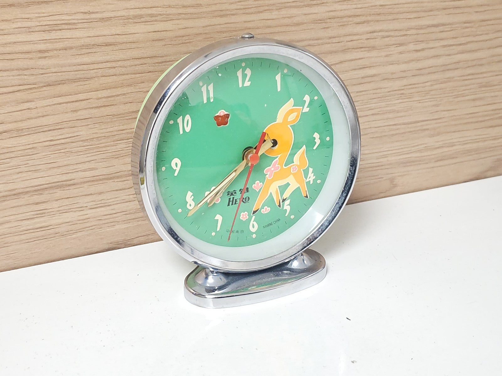 Réveil vintage héros chinois ancien, horloge mécanique animée motif Bambi rare