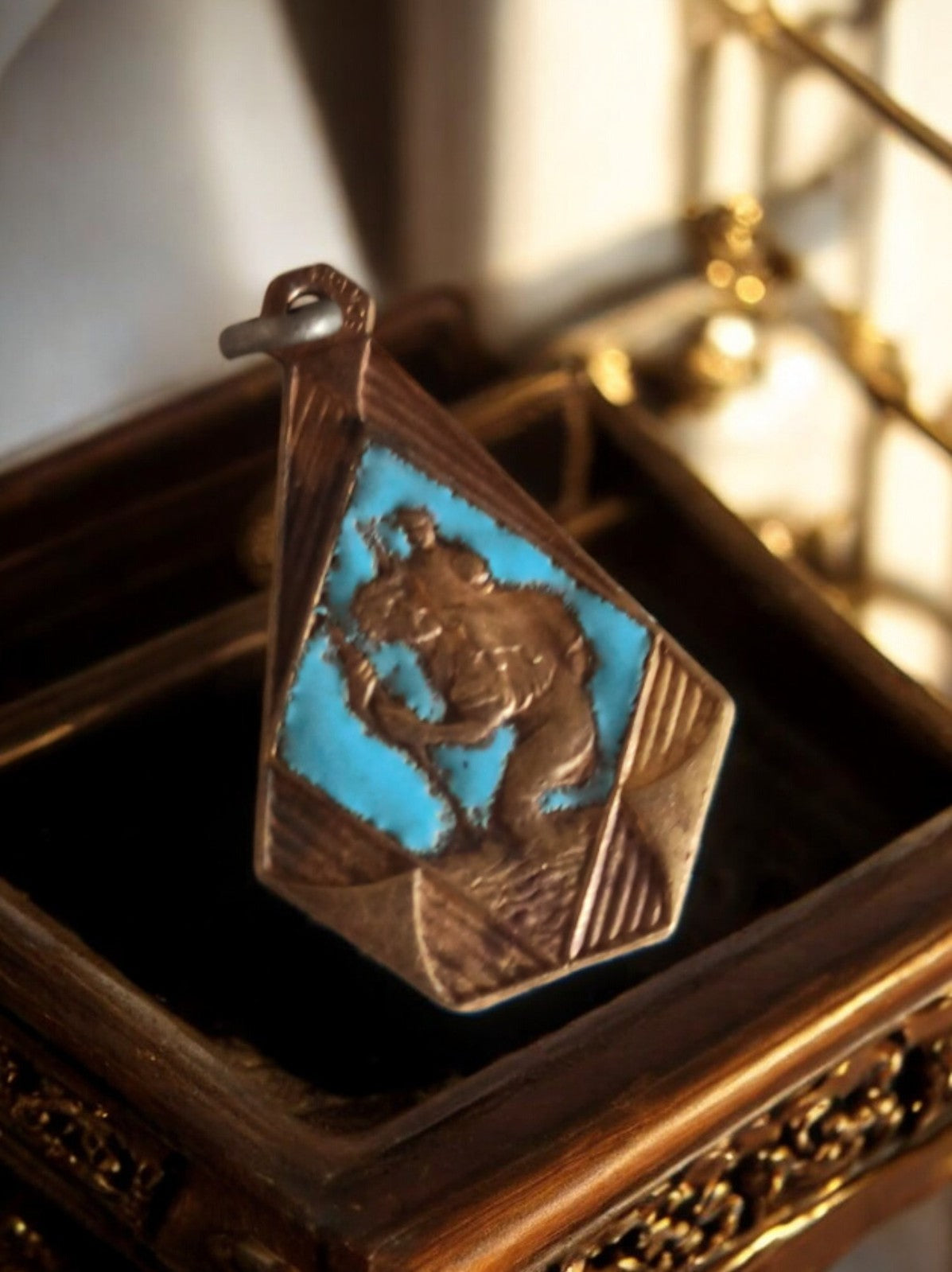 Médaille religieuse vintage art déco, finition bronze bleu, pendentif ancien