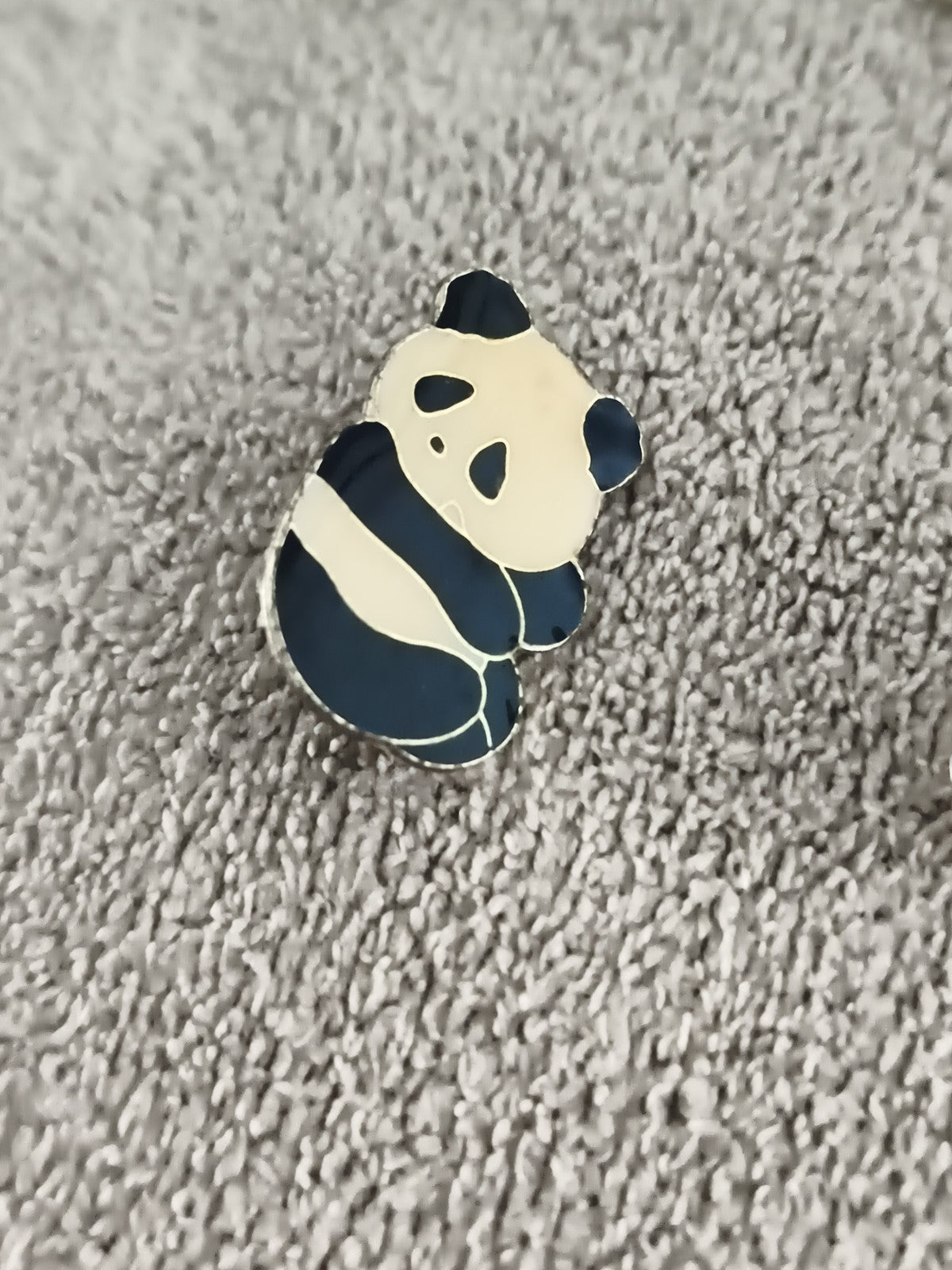 Pin's vintage panda émaillé noir et blanc, badge animal rétro (Ref 8)
