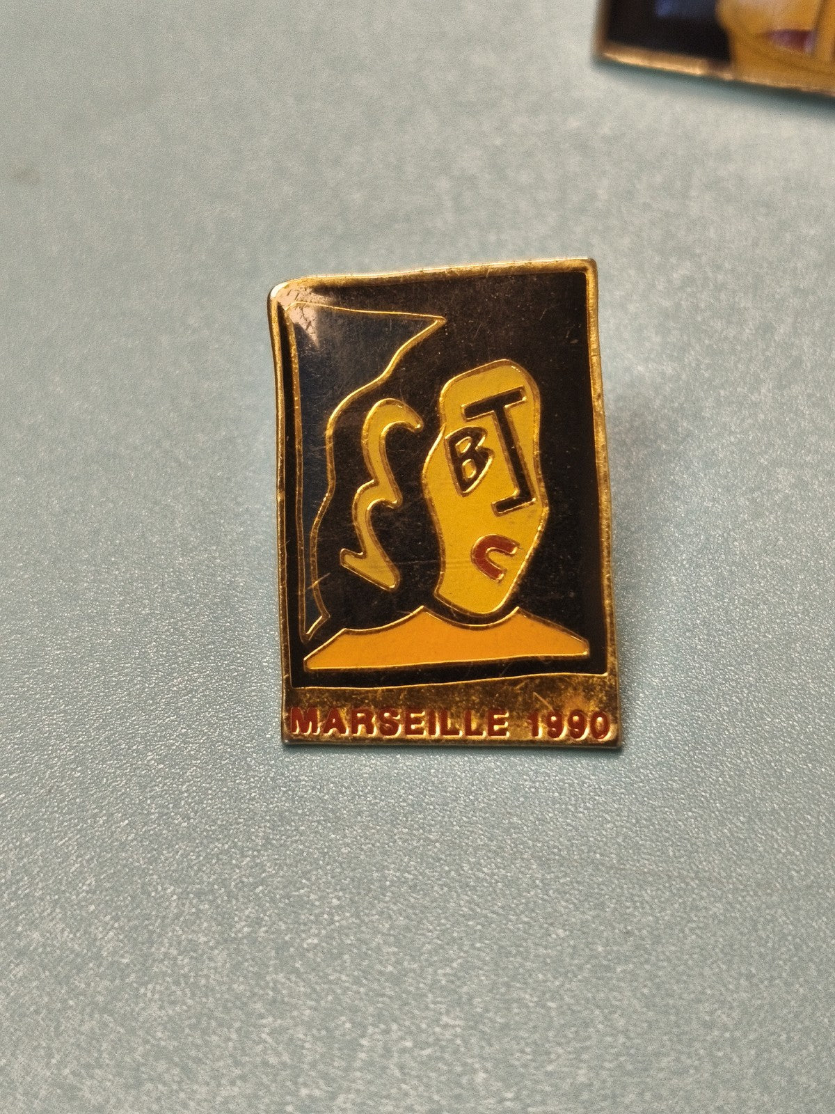 Pin's vintage Marseille 1990 BT émail cloisonné, visage stylisé, collection