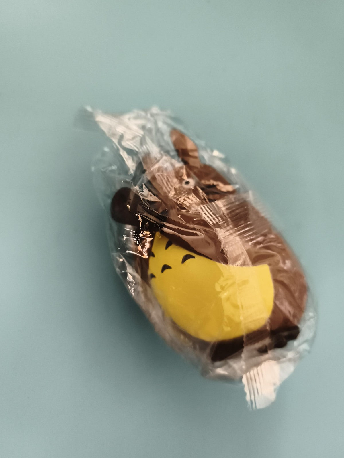 Figurine Totoro emballée, jaune brun, personnage Ghibli, déco kawaii