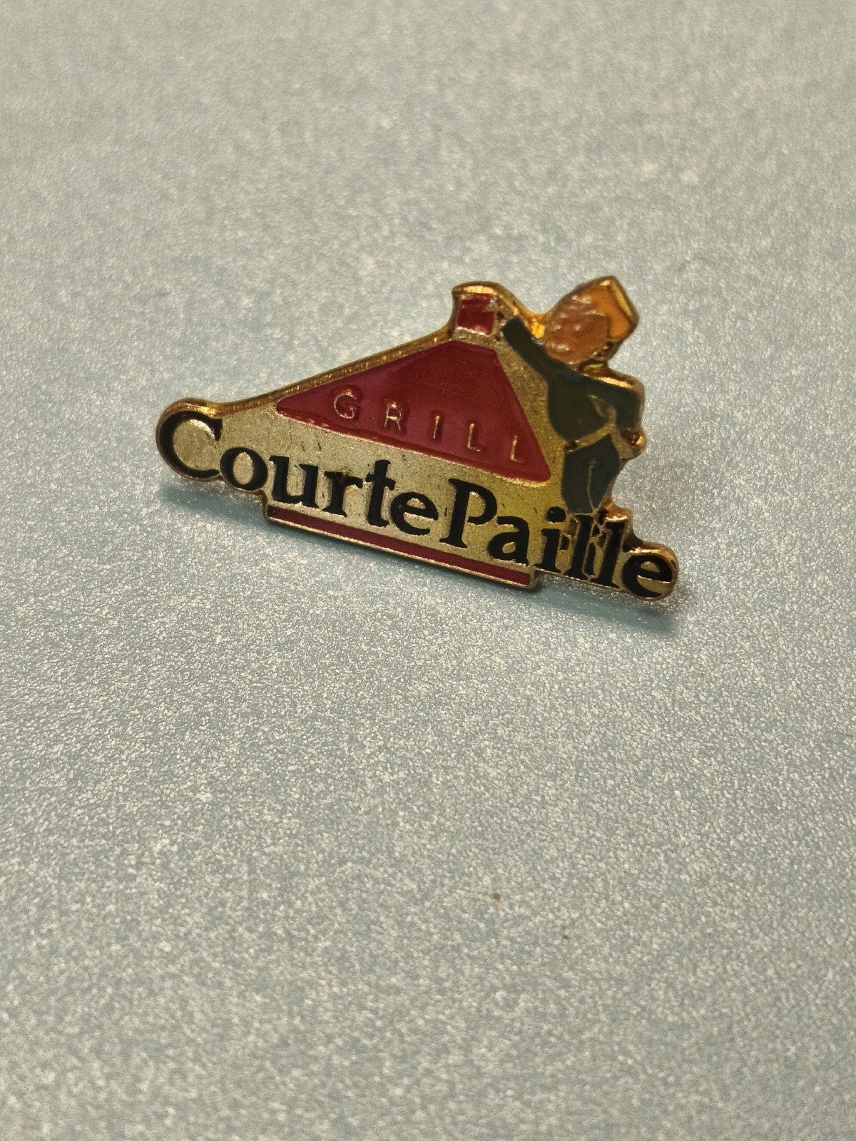 Pin's vintage Courtepaille grill logo émaillé collection restauration (Ref 19)