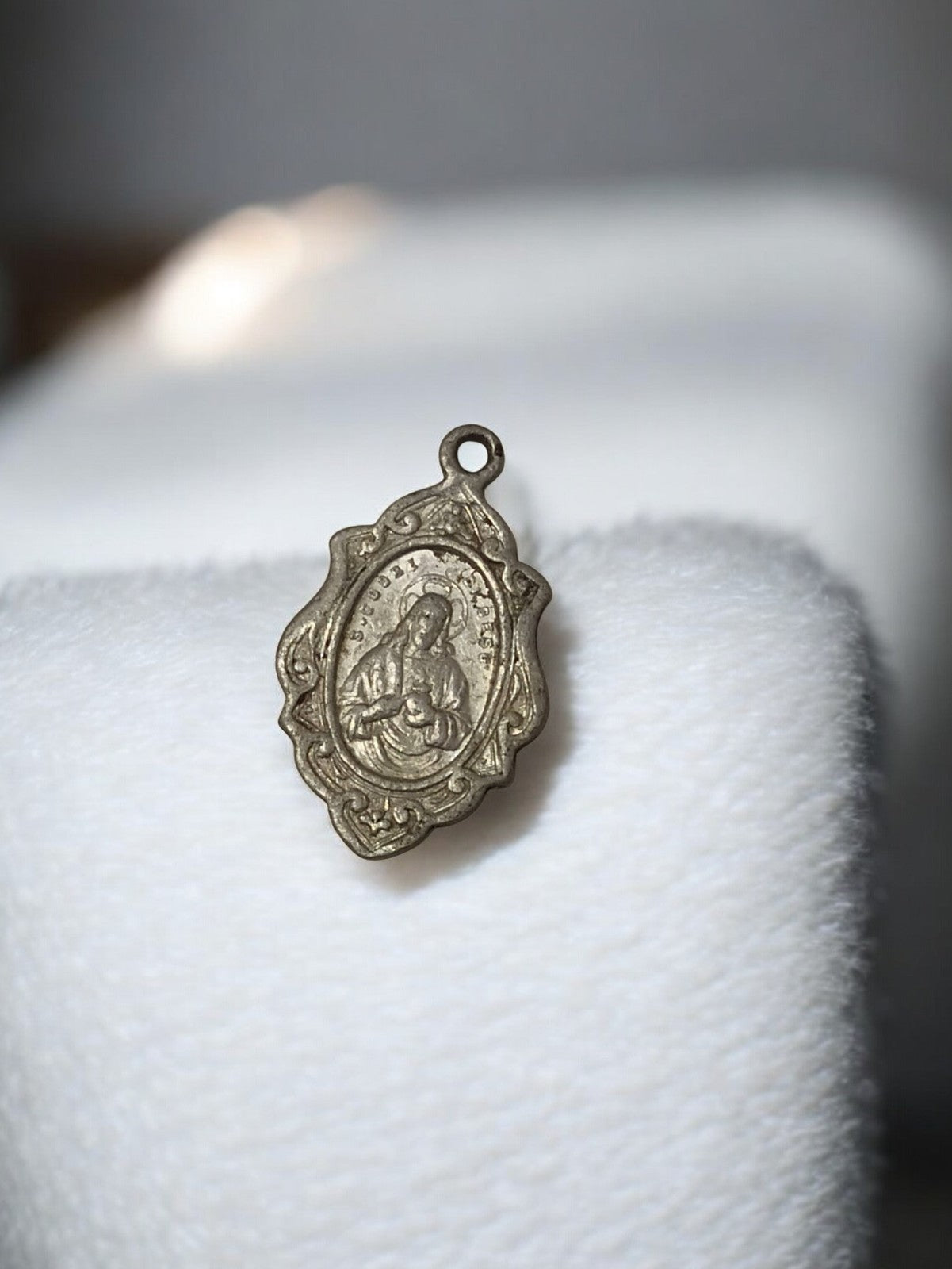 Médaille religieuse ancienne vintage, Vierge à l'Enfant, aspect métal patiné