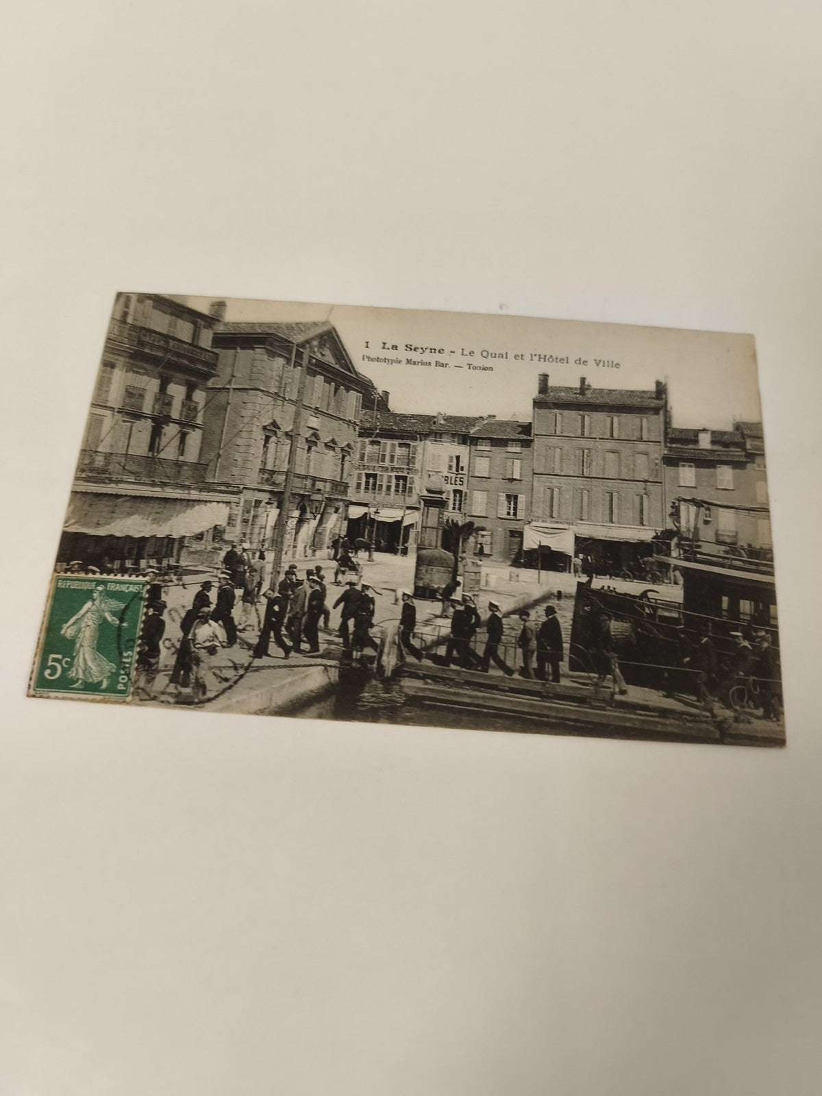 Carte postale ancienne La Seyne Quai Hôtel de Ville timbre 5c noir et blanc