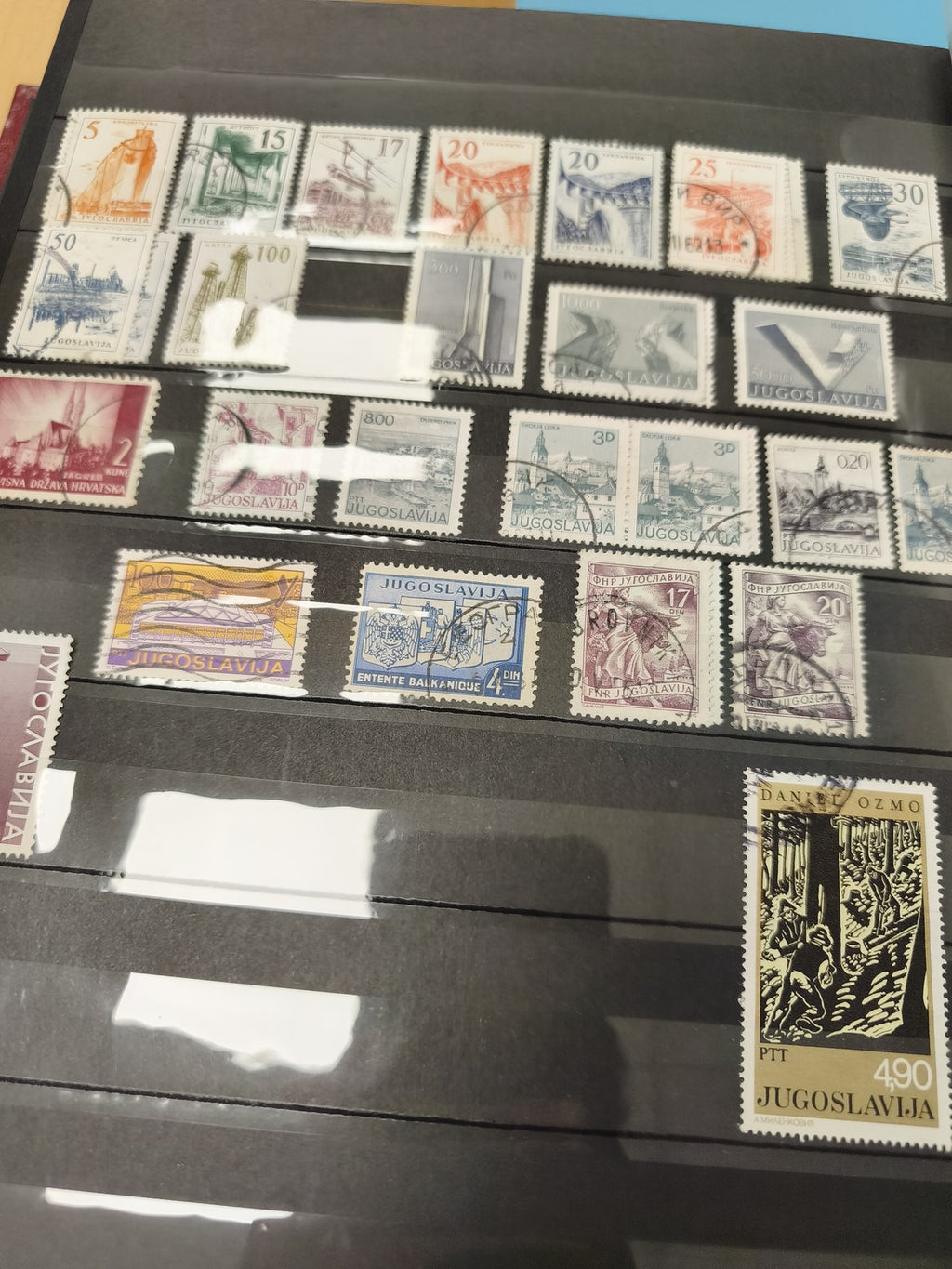 Gros classeur ancien timbres monde à trier ? vrac collection philatélie rouge