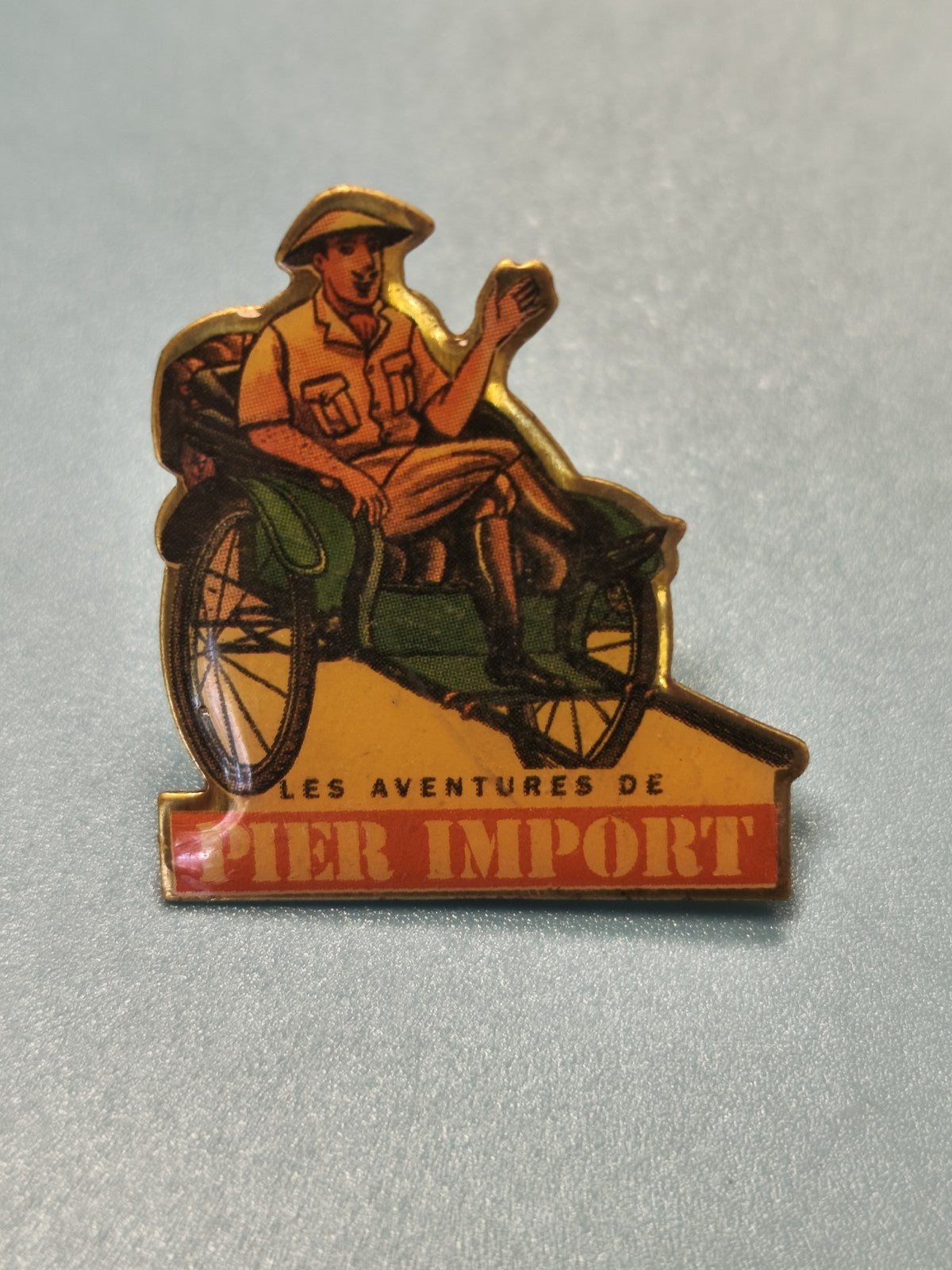 Pin's vintage Pier Import Les Aventures, collection, personnage rickshaw (Ref 7)