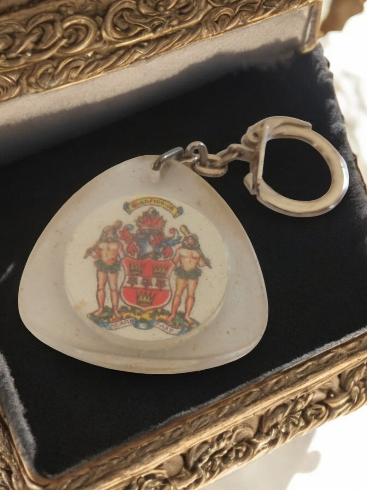 Porte-clés publicitaire vintage blason alcool France écusson triangle