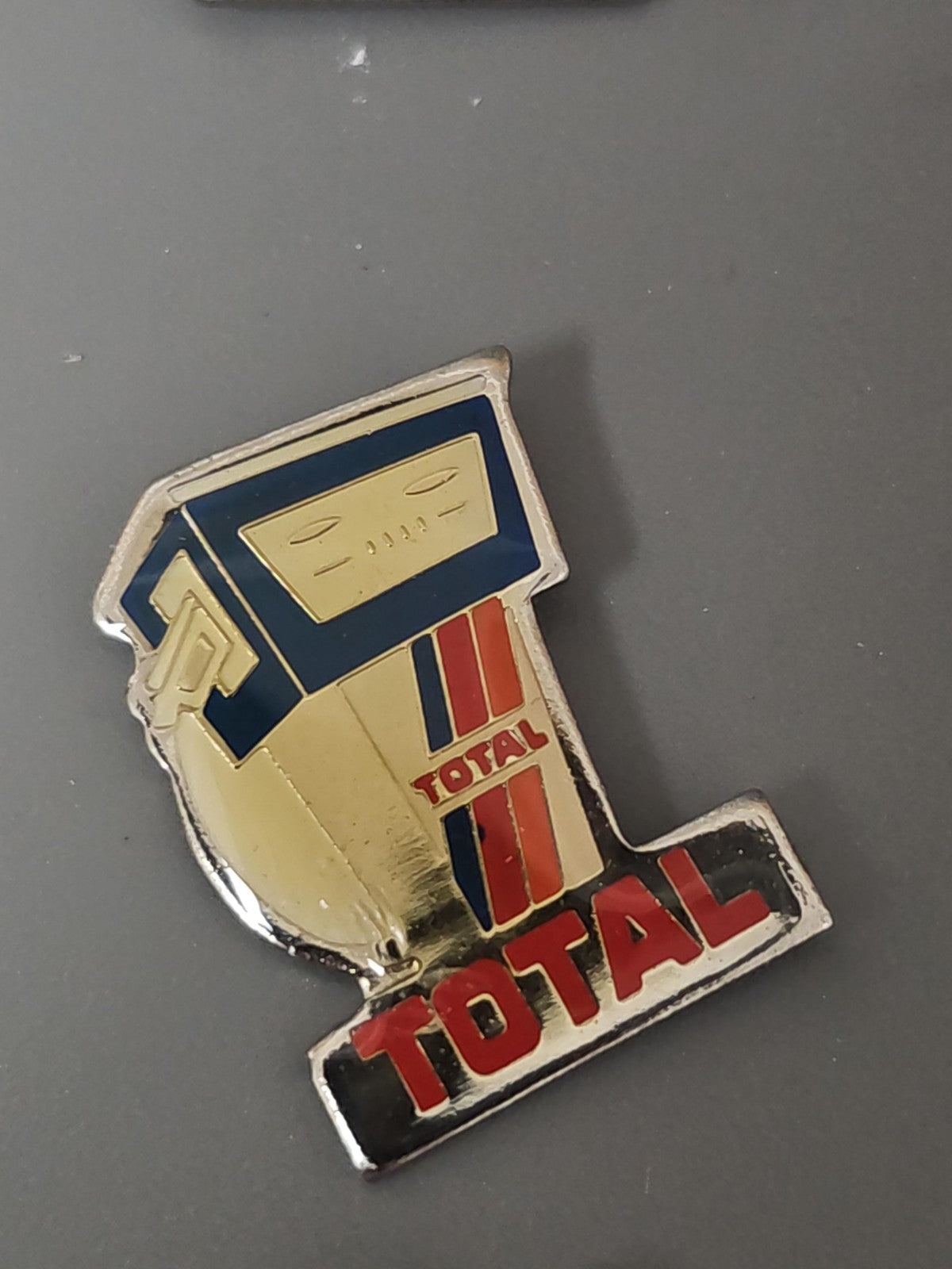 Pin's ancien Total vintage rétro collection essence station service objet public