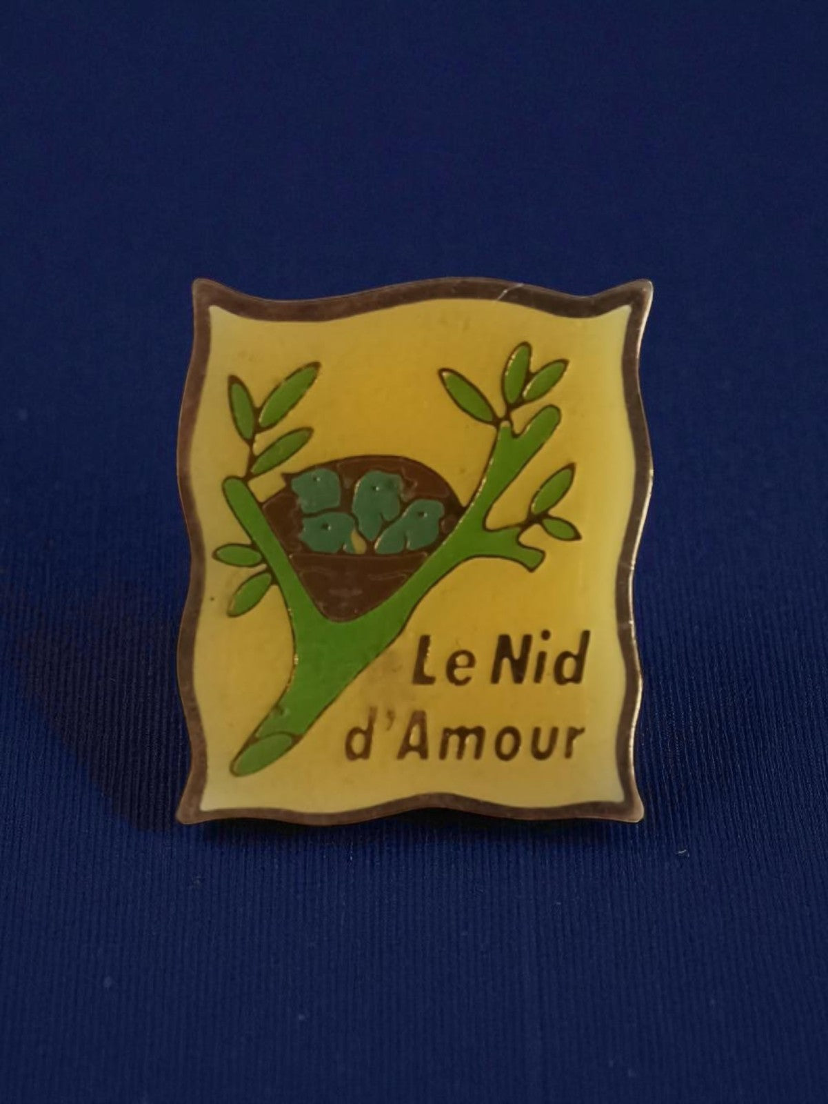 Pin's vintage Le Nid d'Amour badge publicitaire ancien rétro