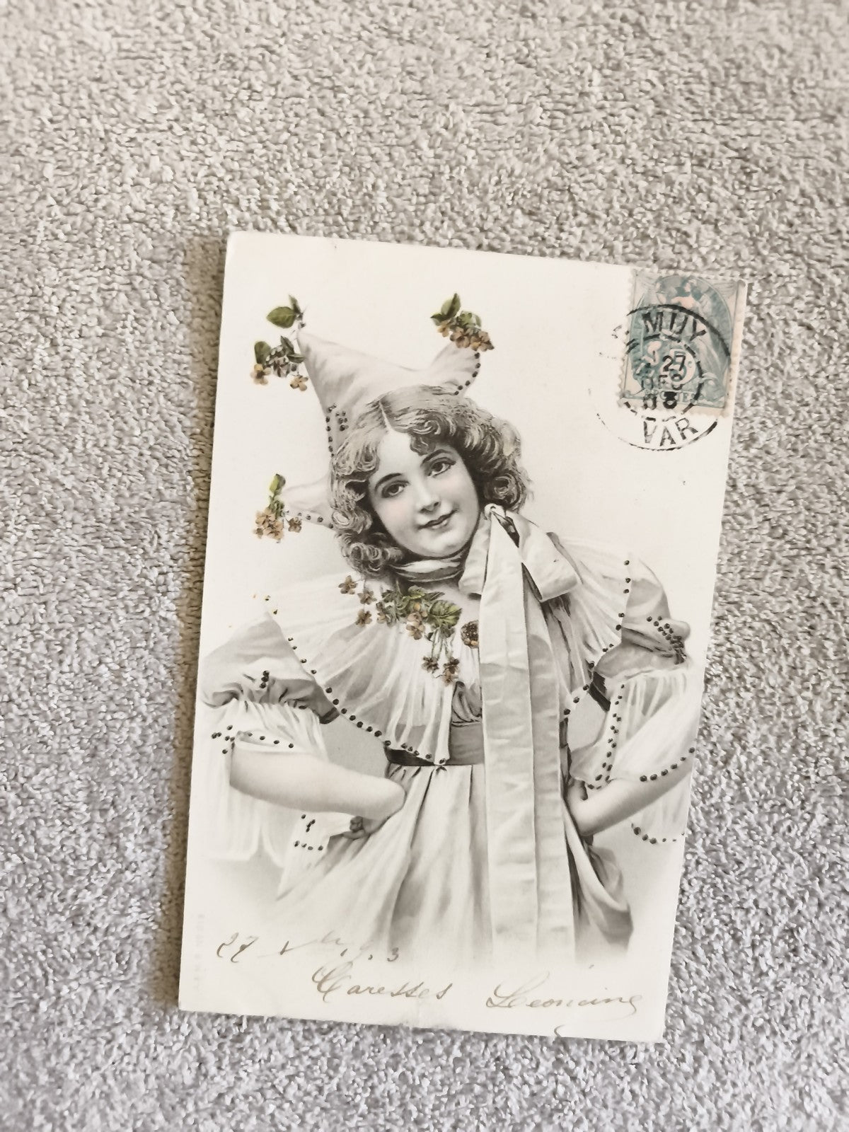 Carte postale ancienne CPA fillette costume Pierrot fleurs timbre Var