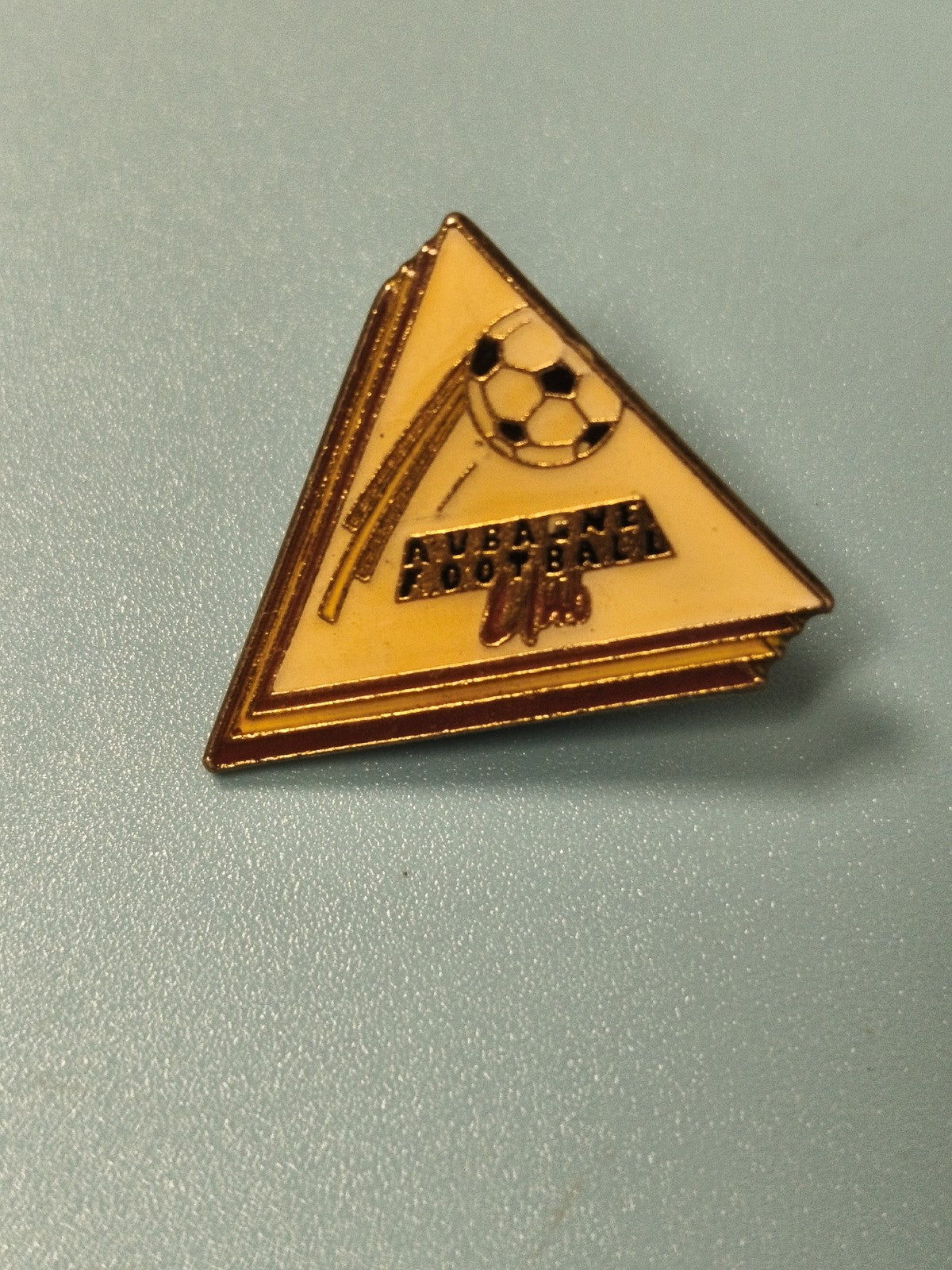 Vintage pin's triangle Aubagne Football ballon jaune rétro collection sport