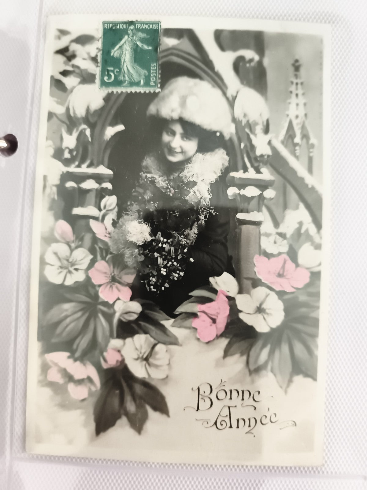 Carte postale ancienne Bonne Année femme hiver fleurs CPA vintage début XXe